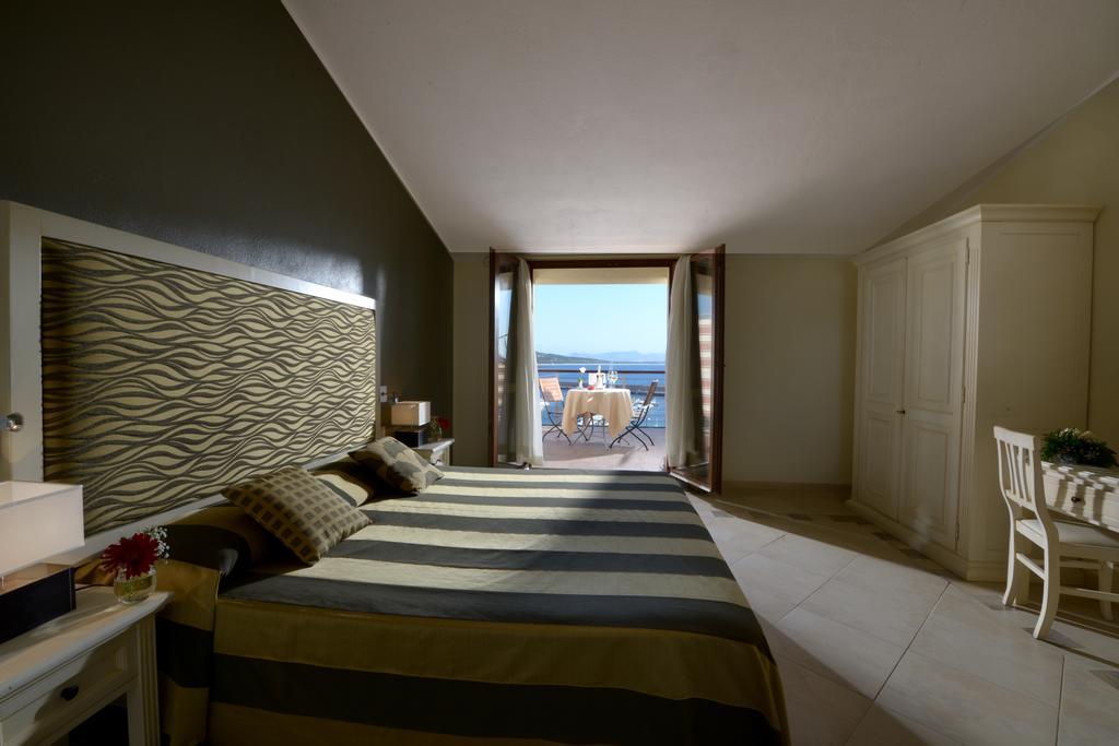 Hotel Corallo Isola Rossa Bagian luar foto