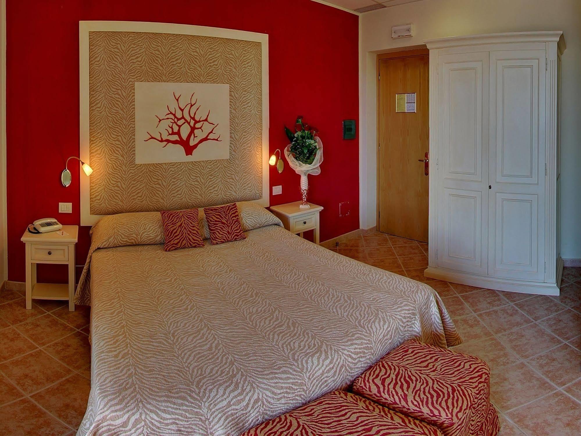 Hotel Corallo Isola Rossa Bagian luar foto