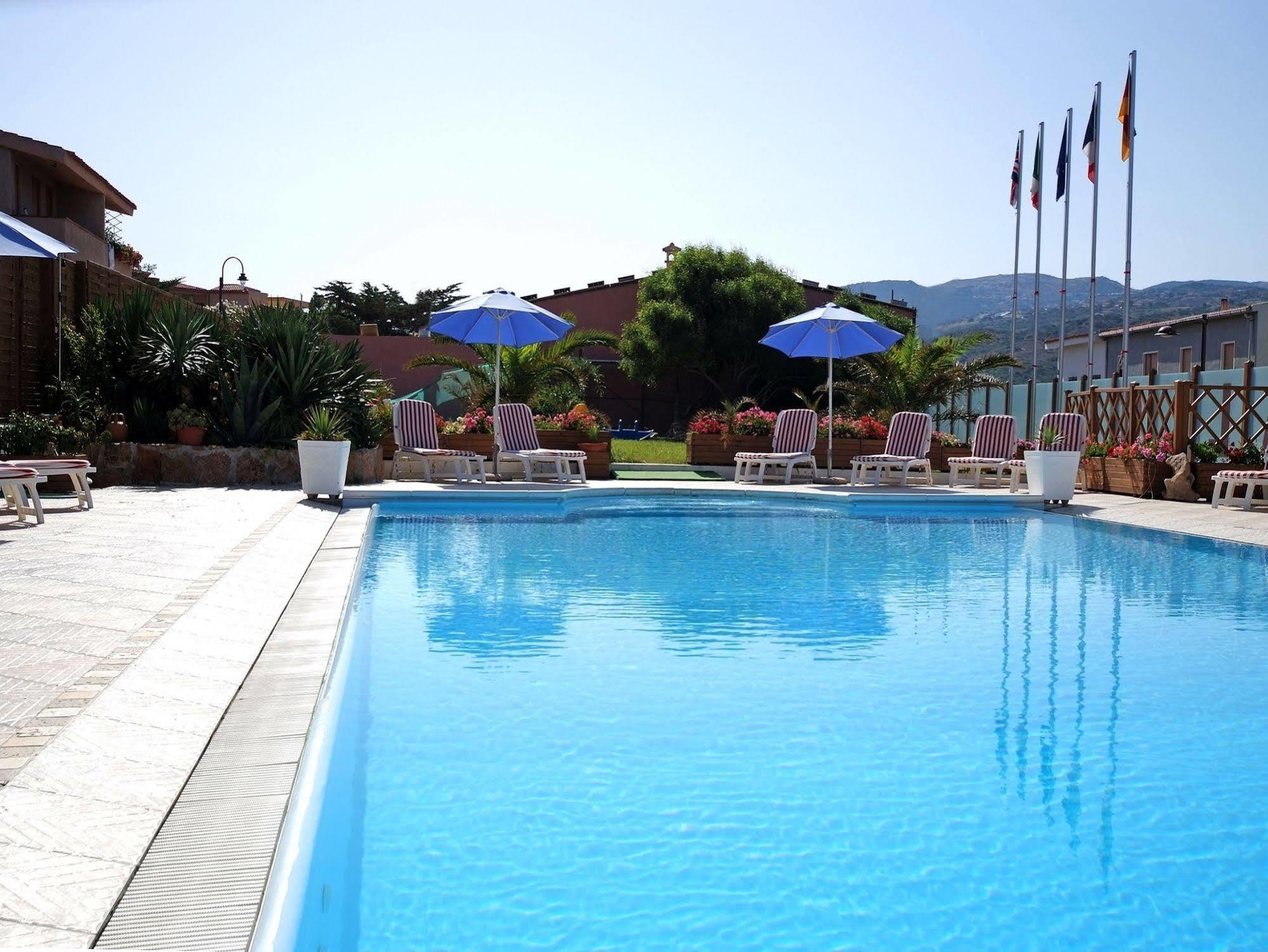 Hotel Corallo Isola Rossa Bagian luar foto