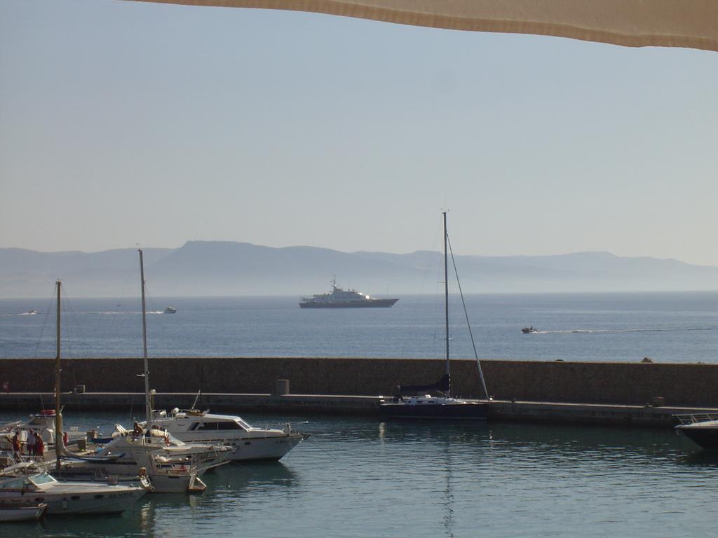 Hotel Corallo Isola Rossa Bagian luar foto
