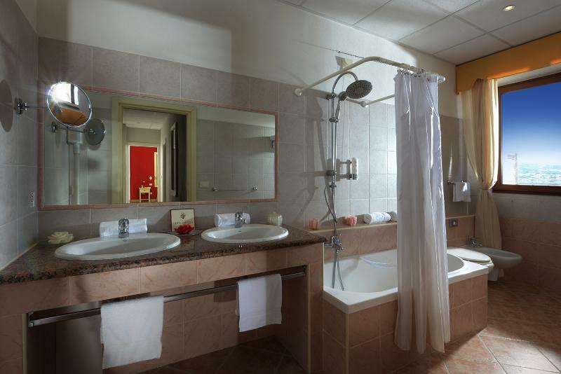Hotel Corallo Isola Rossa Bagian luar foto