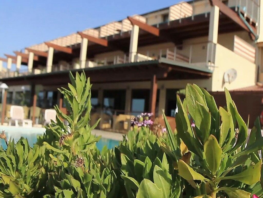 Hotel Corallo Isola Rossa Bagian luar foto