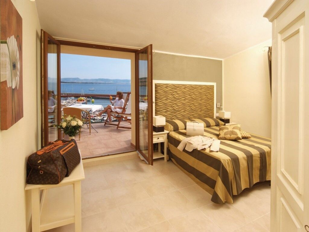 Hotel Corallo Isola Rossa Bagian luar foto