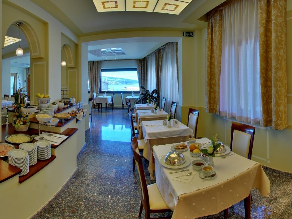 Hotel Corallo Isola Rossa Bagian luar foto