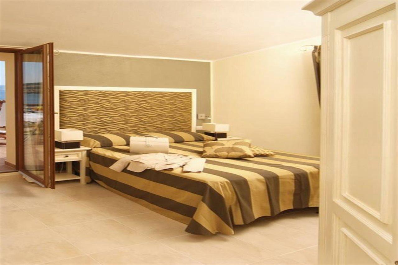 Hotel Corallo Isola Rossa Bagian luar foto