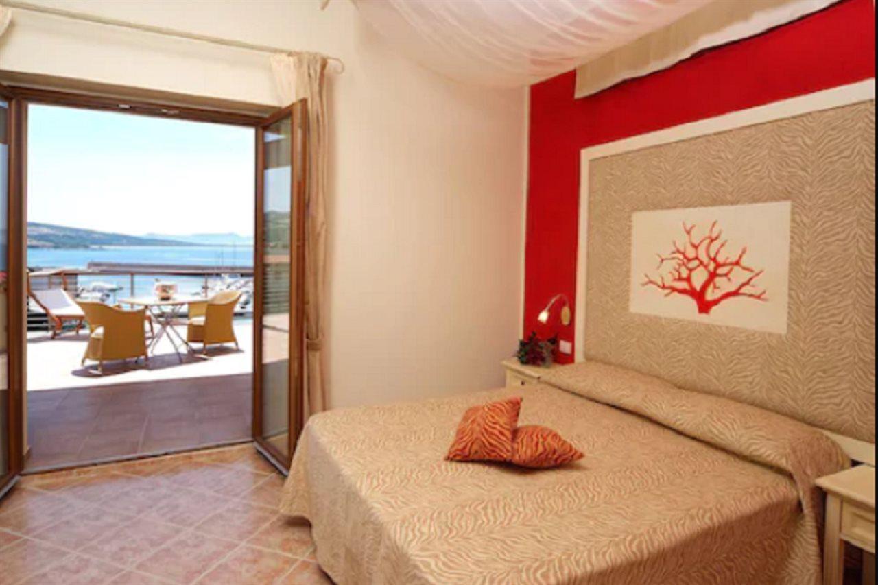 Hotel Corallo Isola Rossa Ruang foto