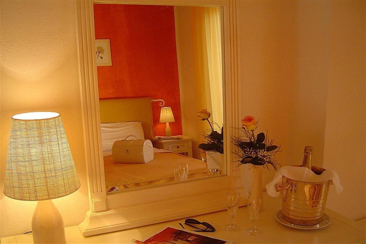 Hotel Corallo Isola Rossa Bagian luar foto